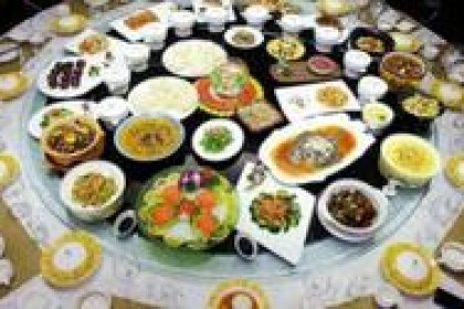 中国国宴大方庄重，朝鲜国宴以美食为主，酱料有30多种
