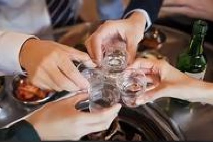 人到中年后，无论好坏，都不要参加这6种酒会，不必讨好任何人