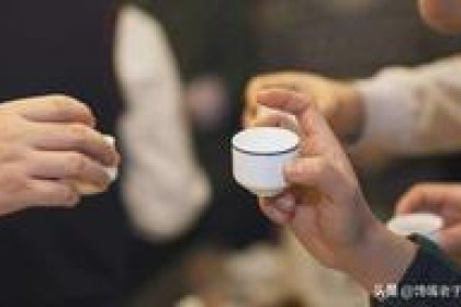 不懂酒桌礼仪，无意中得罪人！ 酒局礼仪你一定要学会，记得收藏