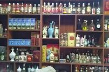 广东老爷子摆酒，满屋陈酒，引起热议。 网友直言：老爷子家够有钱