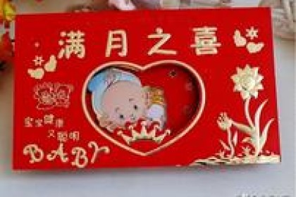 山东人手捧满月酒。 陌生人带着10万元的礼物转身离去。 当他被阻止时，他掩面哭泣
