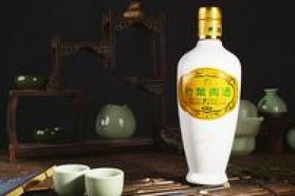 中国保健酒第一名——竹叶青酒，瓷瓶陈年酒既可饮又可藏，味道没话说