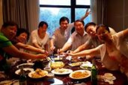 60后聚会分享“晚餐白酒”，却没有一瓶名酒，却火遍全网。 专家：我真会喝