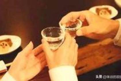 酒桌礼仪指南：在酒桌上做到这5点，会让人越来越受欢迎