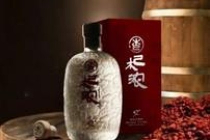 年销售额高峰时2亿，低谷时仅31万。 这瓶16年的枸杞酒到底怎么了？