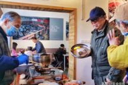 内蒙古三叔外出吃饭，桌上没有马奶酒，但这三种酒每次必点