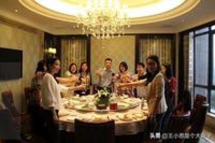跟领导喝酒，一定要懂“酒桌礼仪”，记住5点，淡定有礼貌，人见人夸