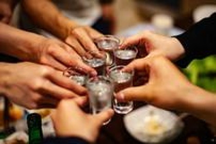 给别人倒酒的时候，千万不要走错了路。 酒桌上有规矩。 建议了解清楚