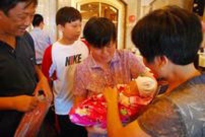 山西人去喝了侄子的满月酒，并付了3000元的礼金。 上菜后直呼：太真实了