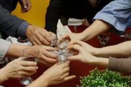 中年男人参加酒会，这3个酒桌礼仪要注意，细节决定成败