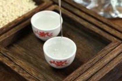 倒酒时有人敲桌子是什么意思？ 专家：隐含3个意图，你需要了解