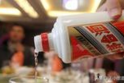 湖北名酒之江白酒“陨落”，曾与茅台并肩而立，如今无人问津，怎么了