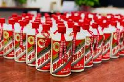 茅台酒厂照片不慎外泄。 网友解读：难怪员工不偷偷喝酒