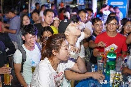做贴牌酒有没有赚钱的方法？ 金六福酒曾以贴牌五粮液起家，如今已收购多家酒厂