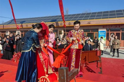 阳新县老店镇一场中式婚礼走红。 县民政领导亲临见证婚礼并颁发荣誉证书