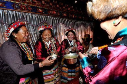 探索藏族酿造青稞酒的全过程。 喝酒有什么礼节不礼貌，主人会不高兴的