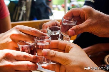 参加职场酒局，别不懂这3个酒桌礼仪，才能给人留下好印象