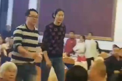朱婷去江苏县喝满月酒！ 女排队长开车到观众席注意，服务员惊呆了