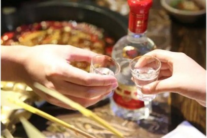 每天晚上坚持喝“小二亮”白酒的人，最后怎么样了？