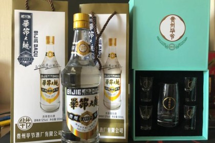 几款酒的光瓶貌似都是大牌纯粮酒，最后两款很便宜