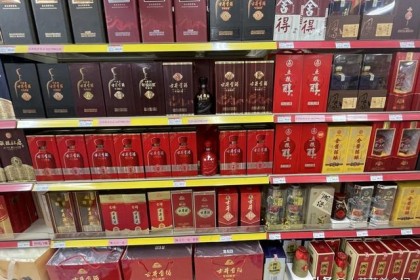 勾兑酒有3个标识，都标在瓶身显眼处，可惜很多人都忽略了