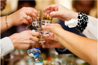 酒桌上倒酒是有讲究的。 建议新手一定要明白这“3个原则”才不会被人笑话