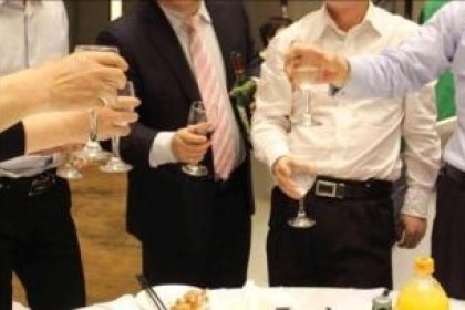 年轻人“整顿”酒桌文化？ 网友：矛盾的不是酒，主要是这三样东西
