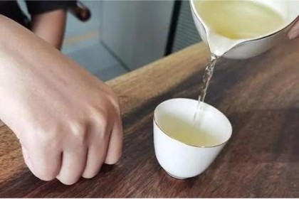 倒酒时有人“敲桌子”是什么意思？ 不要装懂，以免当众出丑