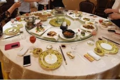 人到中年参加酒局，切记有3种行为千万不能犯。 如果他们不喜欢，他们就会得罪别人