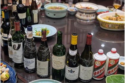 为什么红葡萄酒是750ml，白葡萄酒是500ml？ 酿酒师说出真相后，莫西年恍然大悟