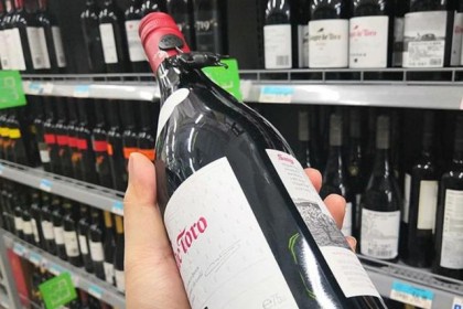 买红酒不需要看产地和品牌，只要瓶子上有这个标志，就需要谨慎购买