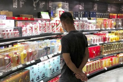 买酒老板问“送人还是自己喝”，千万别说实话，谨防上当受骗！