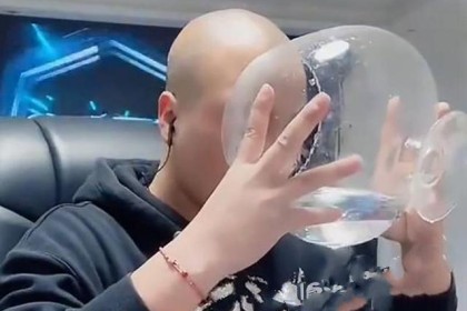 斗酒、用脚掌拍打嘴巴、喝洗脚水，“狠PK”直播为何停不下来