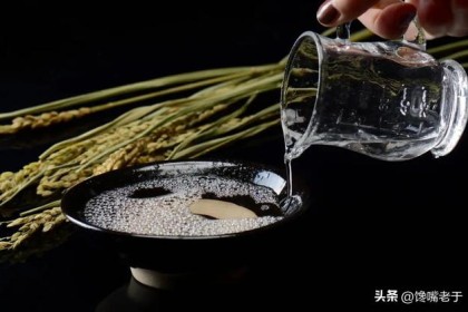勾兑酒=假酒？ 专家：这个说法不准确，纯粮酒也需要勾兑！