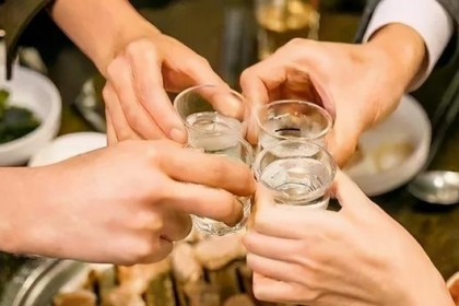 30岁以上的男人，参加酒局这4件事千万别做，否则容易被人看不起