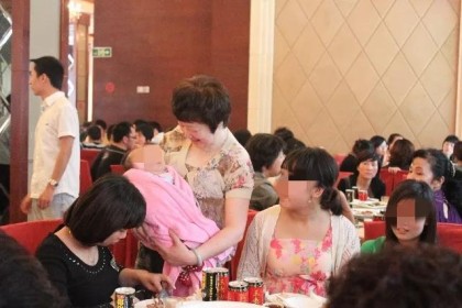 儿子举满月酒，姑姑带了婆家8个人，还带了1000的礼金，婆婆说不用担心