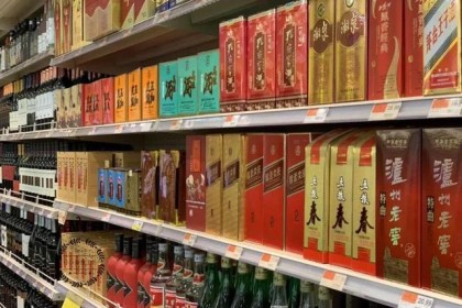 现在才知道市面上的勾兑酒可以从瓶子上的两个标记看出来