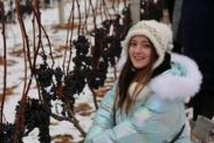 东北大叔在零下10度的冰雪世界采摘葡萄，发酵20天，陈酿2年，制成冰酒。