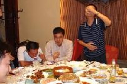 70后王先生在聚会上晒出“晚宴白酒”，风靡社交圈。 网友：他真懂酒