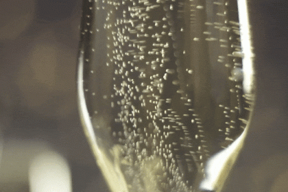 研究人员揭开香槟优雅气泡背后的神秘面纱
