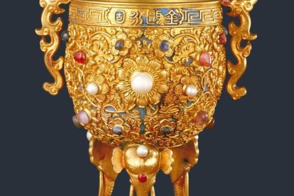 乾隆皇帝最喜爱的酒杯：金瓯永固杯镶金宝、镶嵌32颗珍珠和宝石的金酒杯