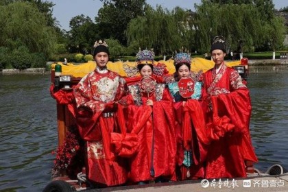 济南大明湖畔，这场别具中国风的浪漫婚礼有“心”意