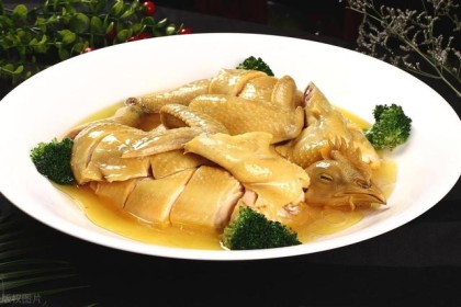 花雕鸡是以鸡肉和花雕酒为主要原料的传统名菜